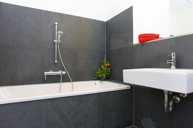 Spacious Studio Apartment Friedrichshain Berlin Rum bild